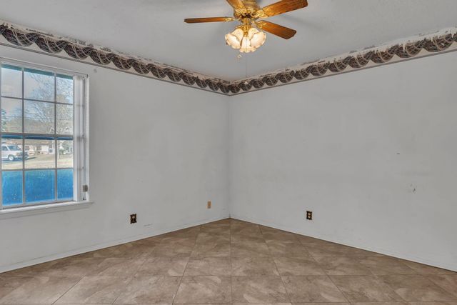 300 Rick Dr, Longview, TX 75605