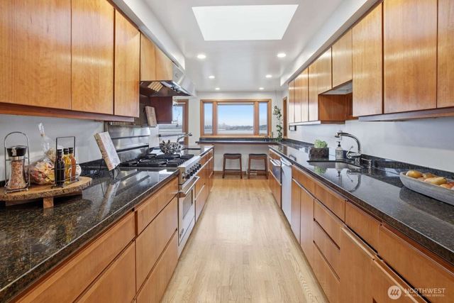 2514 Shoreland Drive S, Seattle, WA 98144