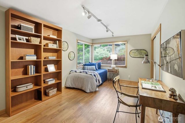 2514 Shoreland Drive S, Seattle, WA 98144