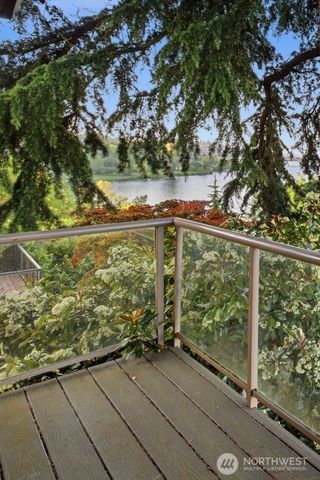 2514 Shoreland Drive S, Seattle, WA 98144