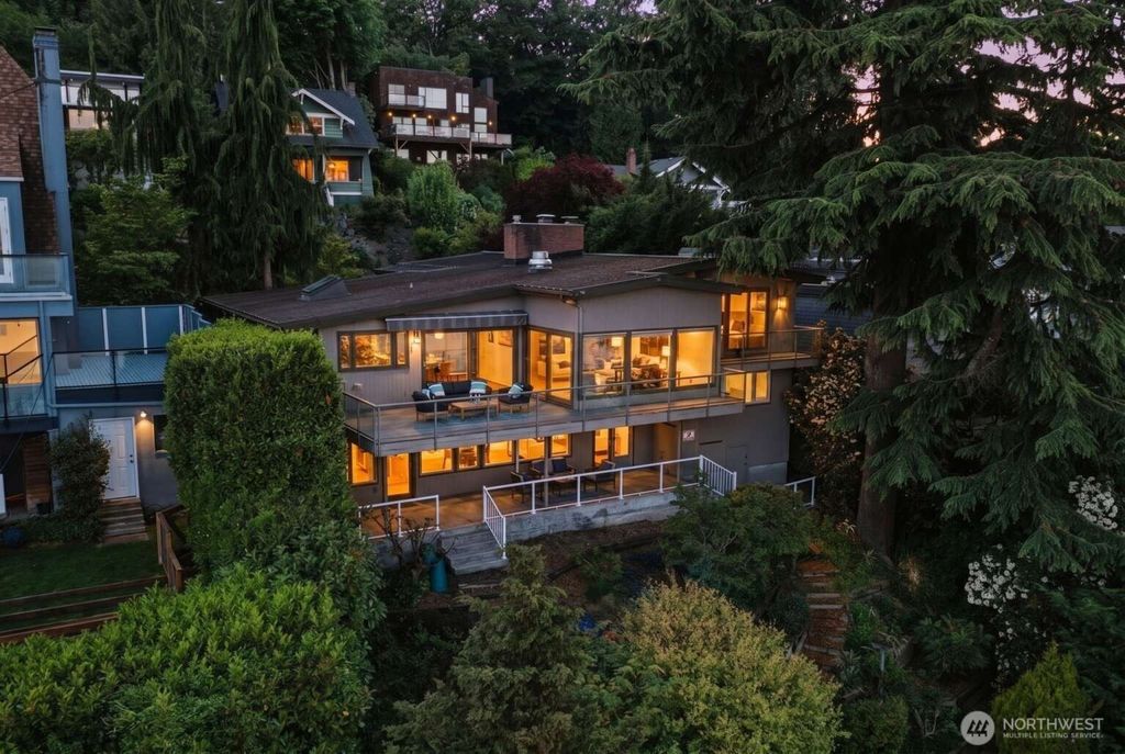2514 Shoreland Drive S, Seattle, WA 98144