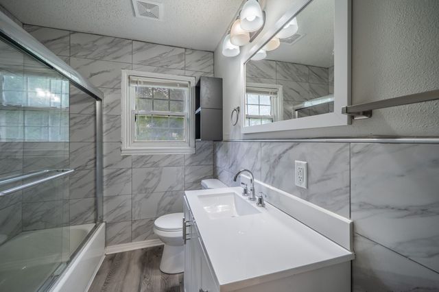 1155 Greenbrier Drive, River Oaks, TX 76114