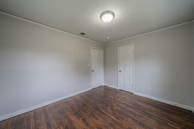 1155 Greenbrier Drive, River Oaks, TX 76114