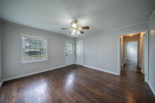 1155 Greenbrier Drive, River Oaks, TX 76114