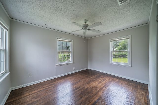 1155 Greenbrier Drive, River Oaks, TX 76114