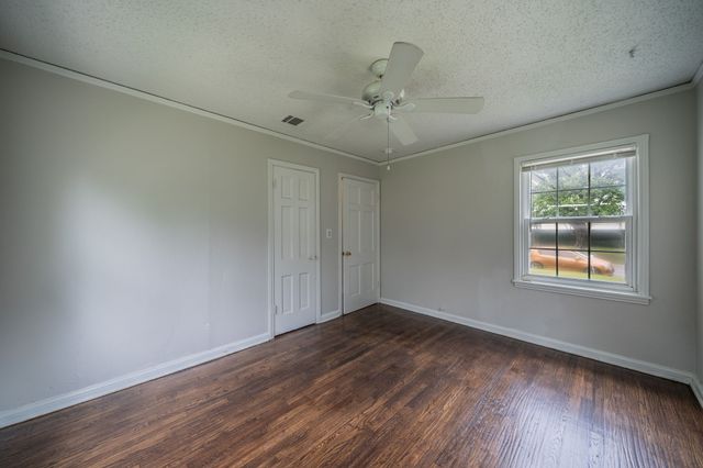 1155 Greenbrier Drive, River Oaks, TX 76114