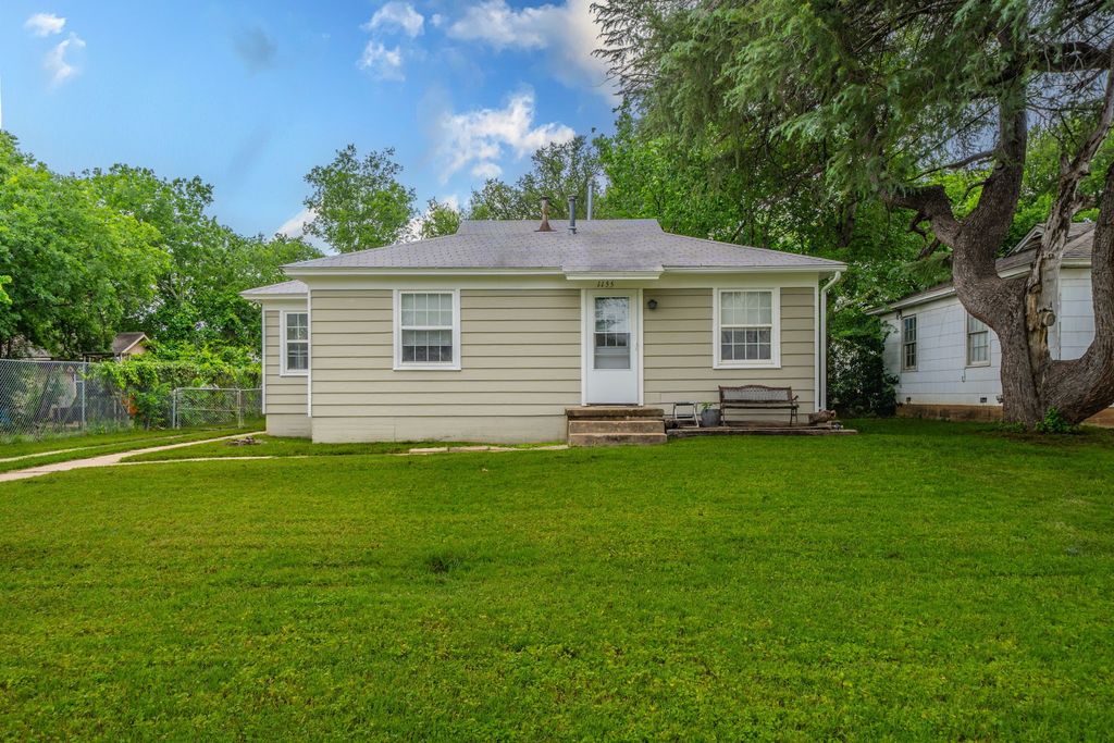 1155 Greenbrier Drive, River Oaks, TX 76114