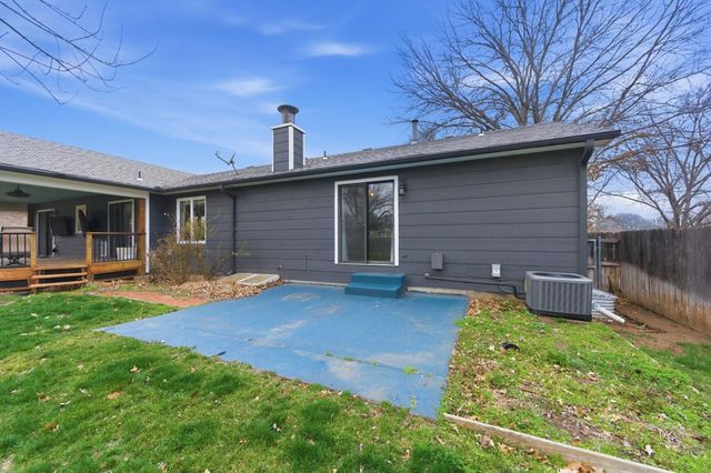 9221 W Douglas Ave, Wichita, KS 67209