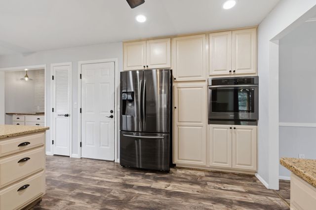 9221 W Douglas Ave, Wichita, KS 67209