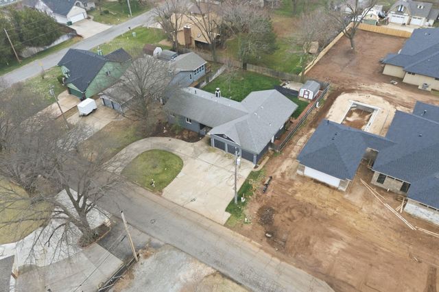 9221 W Douglas Ave, Wichita, KS 67209