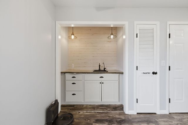 9221 W Douglas Ave, Wichita, KS 67209