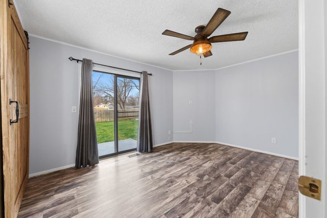 9221 W Douglas Ave, Wichita, KS 67209