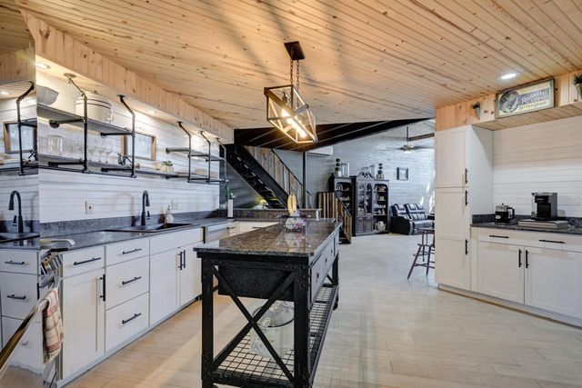 9698 Highway 43, Seneca, MO 64865