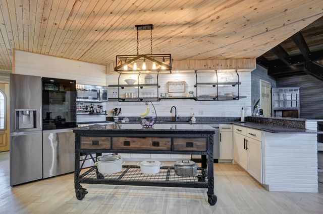 9698 Highway 43, Seneca, MO 64865