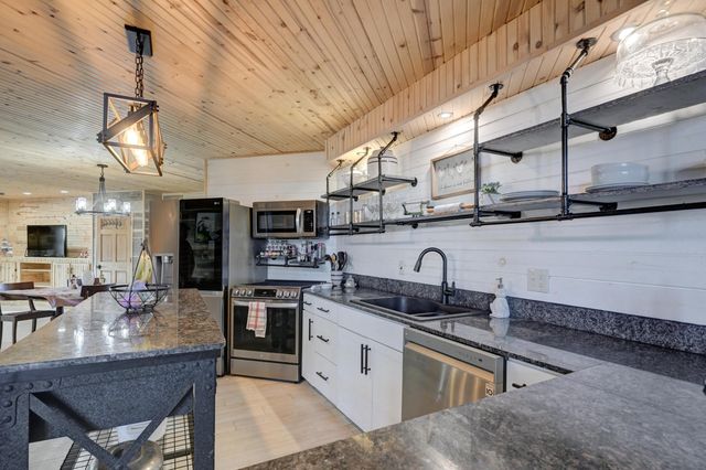 9698 Highway 43, Seneca, MO 64865