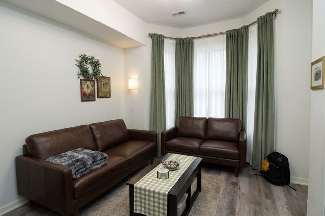 3541 N Damen Avenue, Chicago, IL 60618