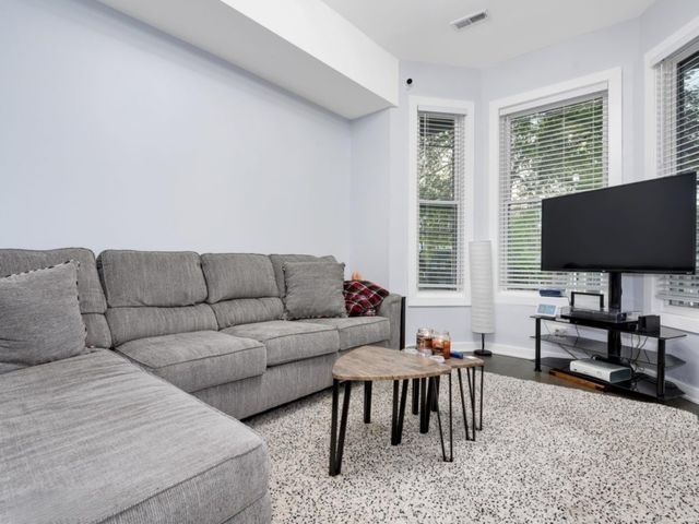 3541 N Damen Avenue, Chicago, IL 60618