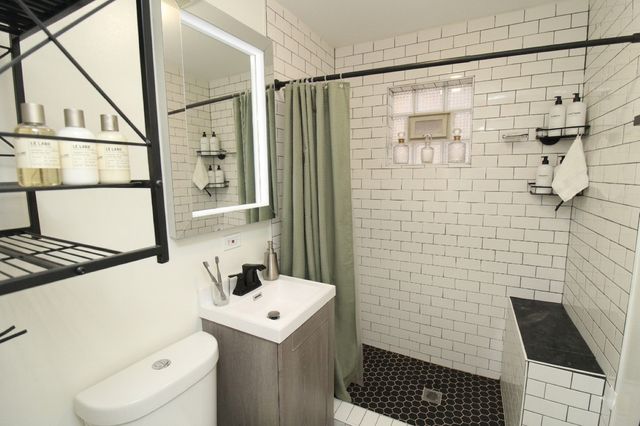 3541 N Damen Avenue, Chicago, IL 60618