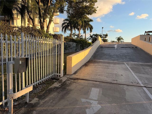 2350 NE 135th St 503, North Miami, FL 33181