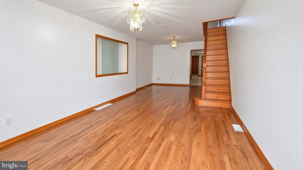 1813 E HAZZARD ST, Philadelphia, PA 19125 — photo 3
