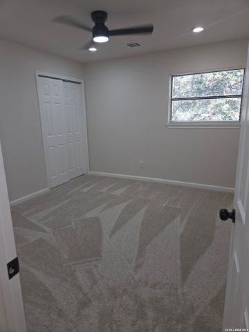 8562 ECHO CREEK LN, San Antonio, TX 78240