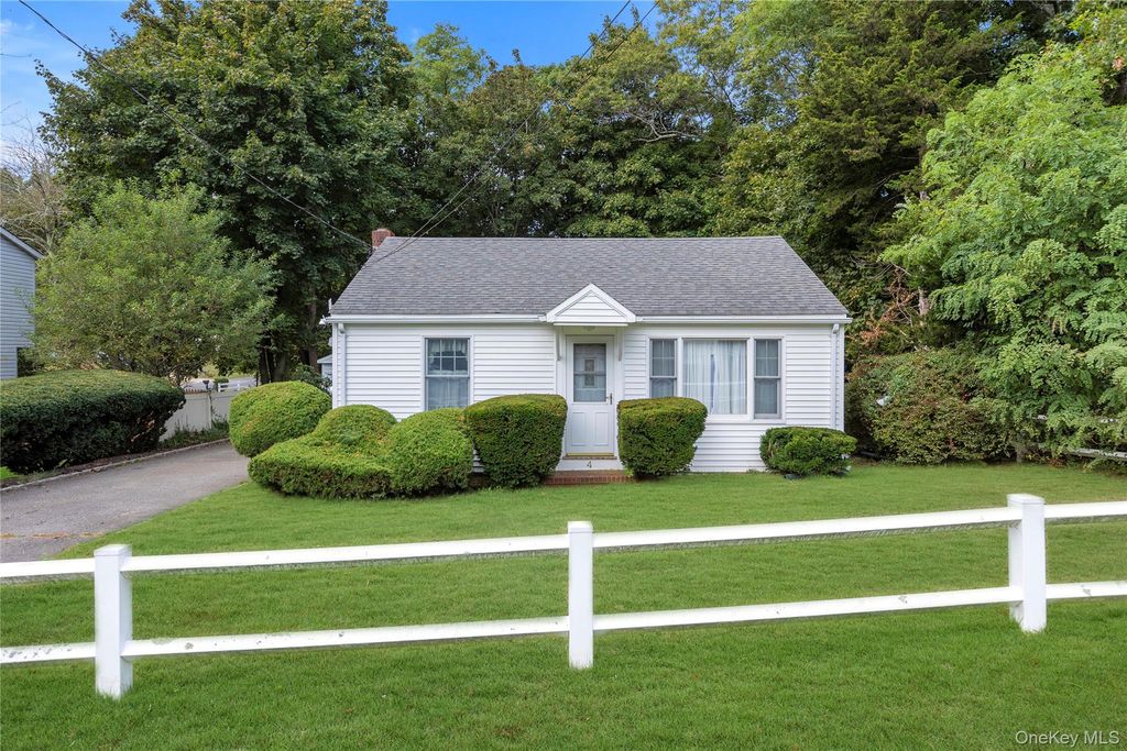 4 Giant Oak Road, Ridge, NY 11961