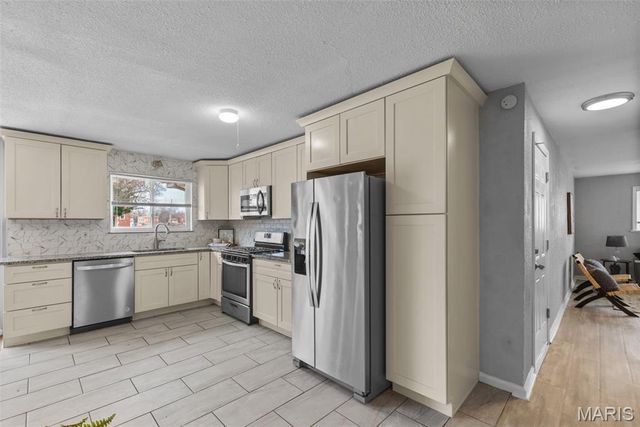 6064 W Cabanne Place, St Louis, MO 63112