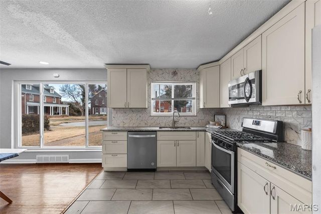 6064 W Cabanne Place, St Louis, MO 63112