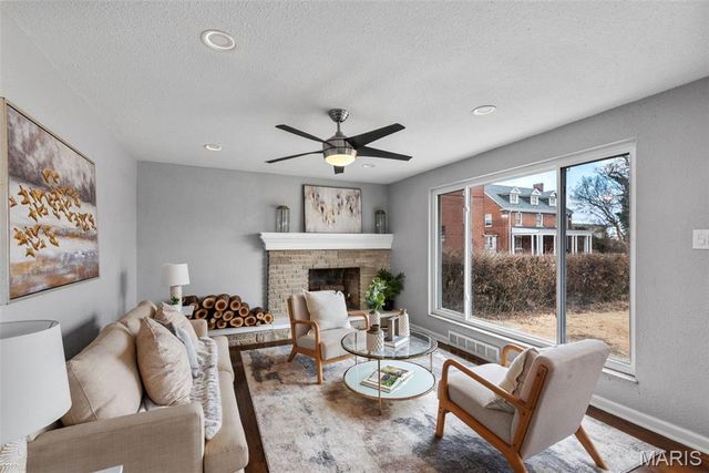 6064 W Cabanne Place, St Louis, MO 63112