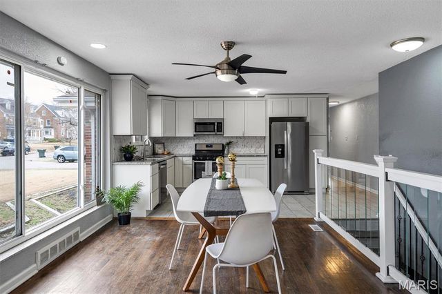 6064 W Cabanne Place, St Louis, MO 63112