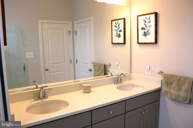 5040 OAKMOORE DR, Rockville, MD 20852