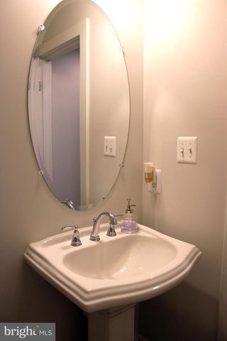 5040 OAKMOORE DR, Rockville, MD 20852