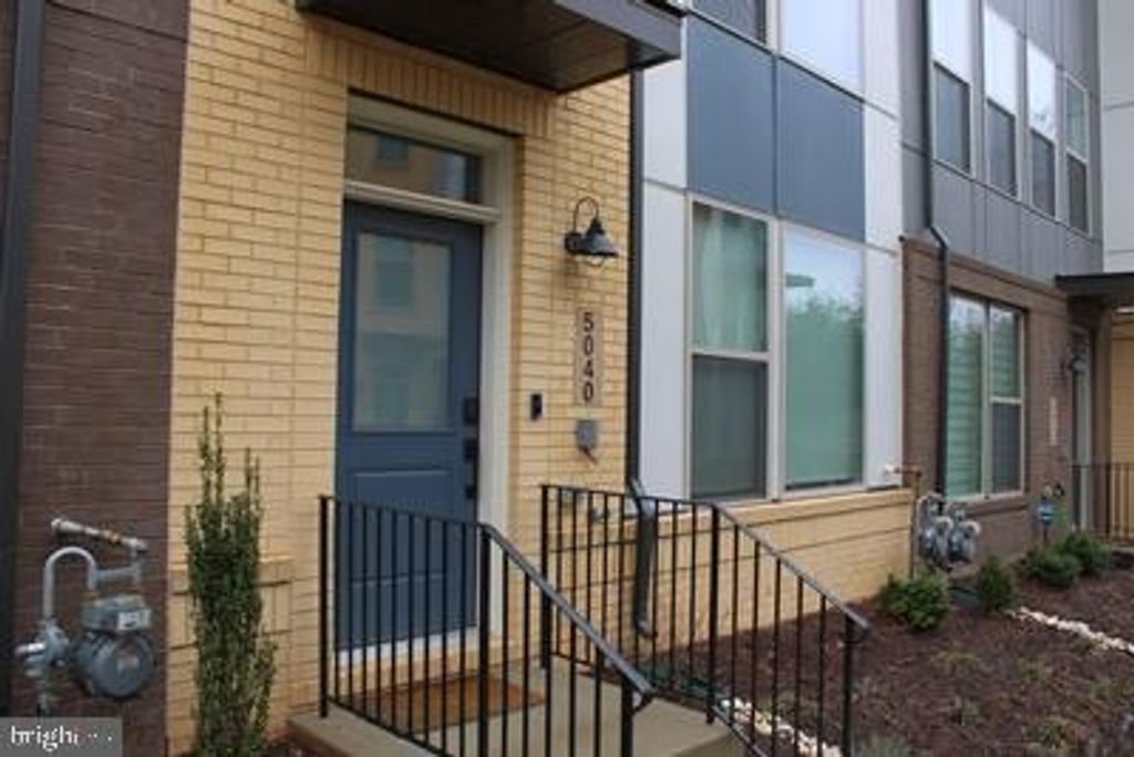 5040 OAKMOORE DR, Rockville, MD 20852