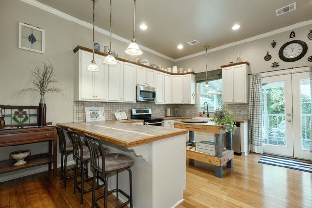 919 Fowzer ST, Taylor, TX 76574