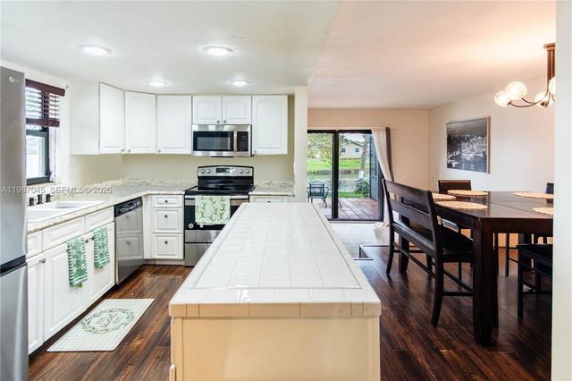 8980 Palm Tree Ln 8980, Pembroke Pines, FL 33024