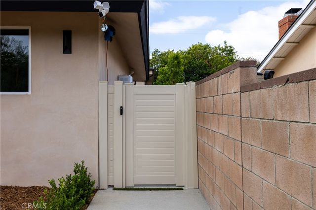 10053 Amestoy Avenue, Northridge, CA 91325