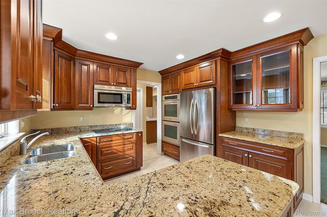 1309 Sandringham Way, Bloomfield Charter Township, MI 48301