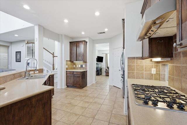 2808 N Camino Lagos, Grand Prairie, TX 75054