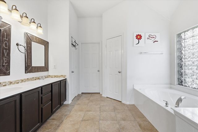 2808 N Camino Lagos, Grand Prairie, TX 75054