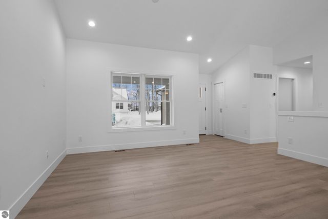 2139 Cottonwood Avenue, Grawn, MI 49637