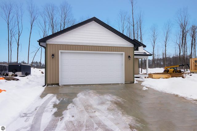 2139 Cottonwood Avenue, Grawn, MI 49637