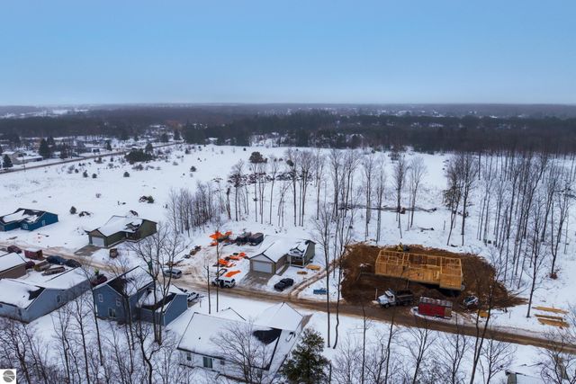 2139 Cottonwood Avenue, Grawn, MI 49637