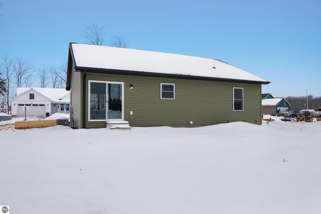 2139 Cottonwood Avenue, Grawn, MI 49637