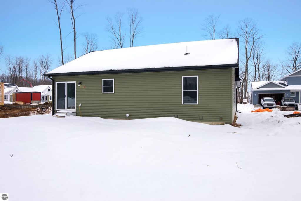 Image 5 of property listing at 2139 Cottonwood Avenue, Grawn, MI 49637