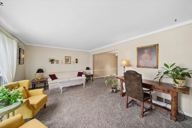 1150 Casa Solana Drive, Wheaton, IL 60189