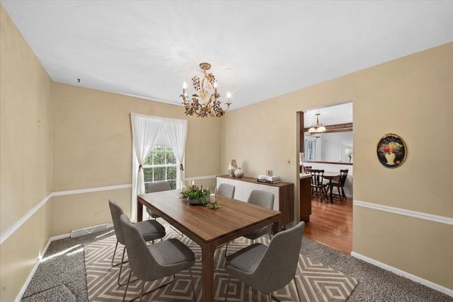 1150 Casa Solana Drive, Wheaton, IL 60189