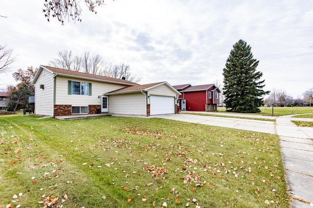 1620 36th Avenue S, Fargo, ND 58104