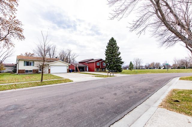 1620 36th Avenue S, Fargo, ND 58104