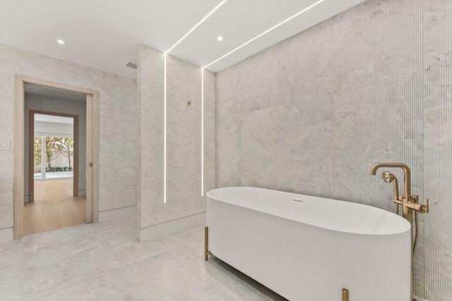 221 Pelican Way, Delray Beach, FL 33483