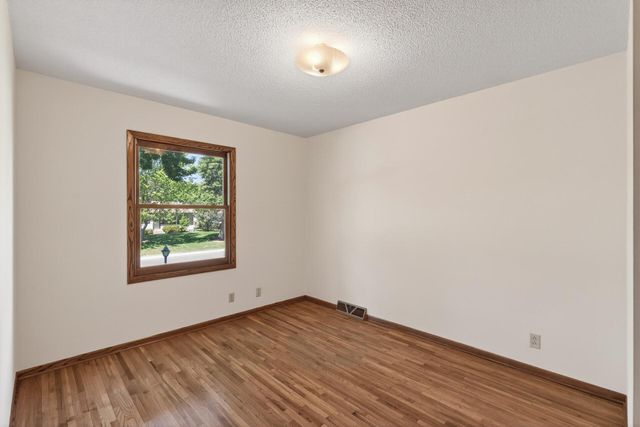 2425 80th Avenue N, Brooklyn Park, MN 55444